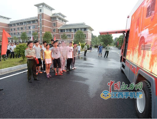 宜春消防支隊深入宜春中學(xué)開展消防知識進軍訓(xùn)活動